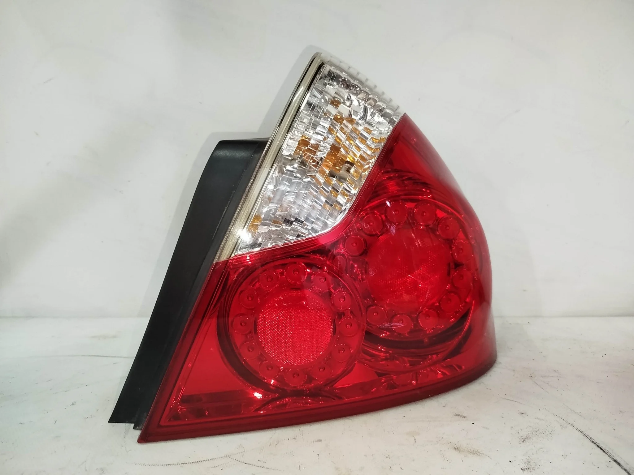 ФОНАРЬ NISSAN INFINITI FUGA M35 M45 GY50 PNY50 PY50 Y50 22063786 22063788 КРАСНЫЙ 1 МОДЕЛЬ ПРАВЫЙ 26550EG625 NA7477