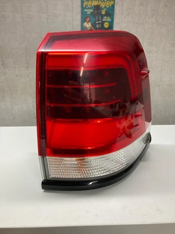 Фонарь задний наружный правый Toyota Land Cruiser 2017 8155160B80 URJ202 1VD-FTV 4.5