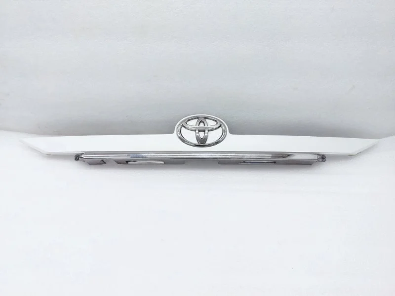 Накладка крышки багажника Toyota Camry 2017 55