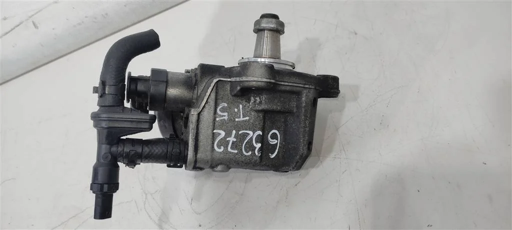 Компрессор кондиционера 5N0820803  2.0 TDI Volksw