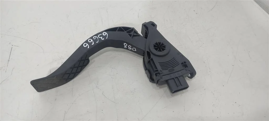 Педаль газа 8K1723523A    Audi