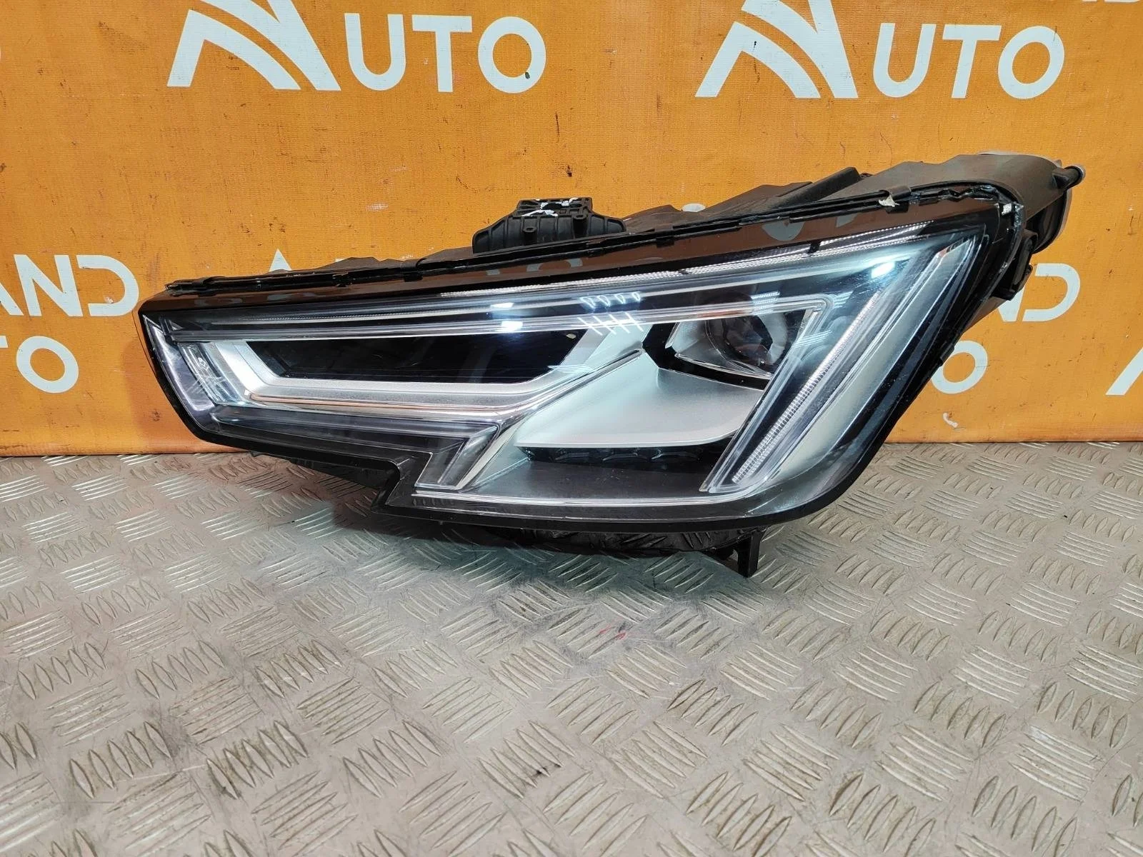 Фара Audi A4 2015-2020 B9