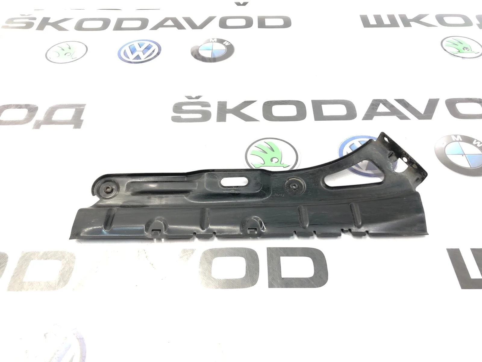 Кронштейн бампера Skoda Octavia 2011 1Z5807147A A5 (1Z) 1.2 CBZB, задний левый