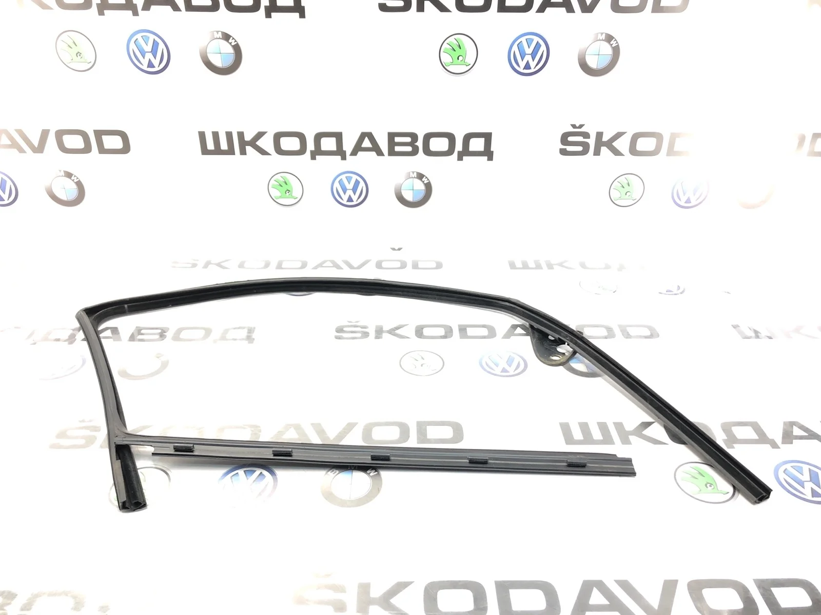 Уплотнитель стекла Skoda Octavia 2011 1Z0837432B A5 (1Z) 1.6 BSE, передний правый