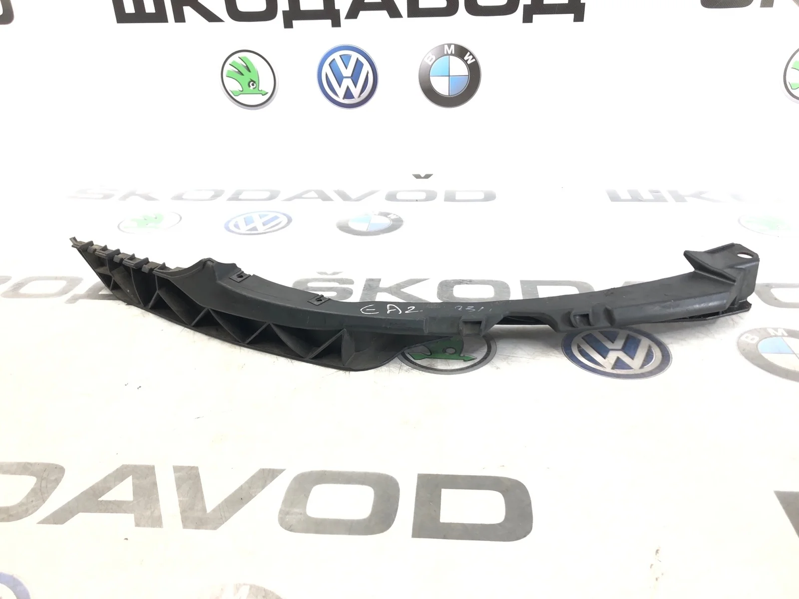 Направляющая бампера Skoda Octavia Rs 2010 1Z0807184D A5 (1Z) 2.0 CCZA, передняя правая