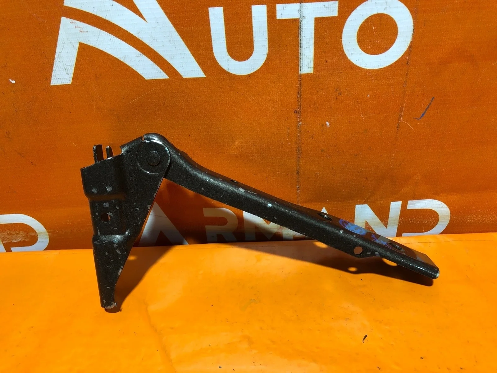 Петля капота Volkswagen Polo 2009-2020 5