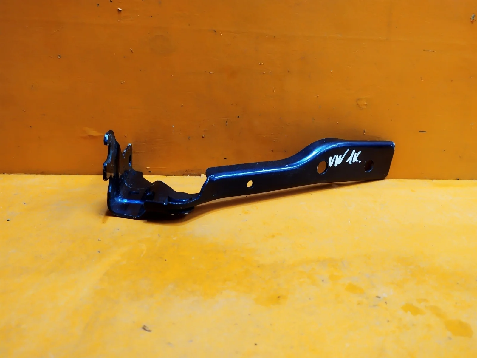 Петля капота Volkswagen Polo 2009-2020 5