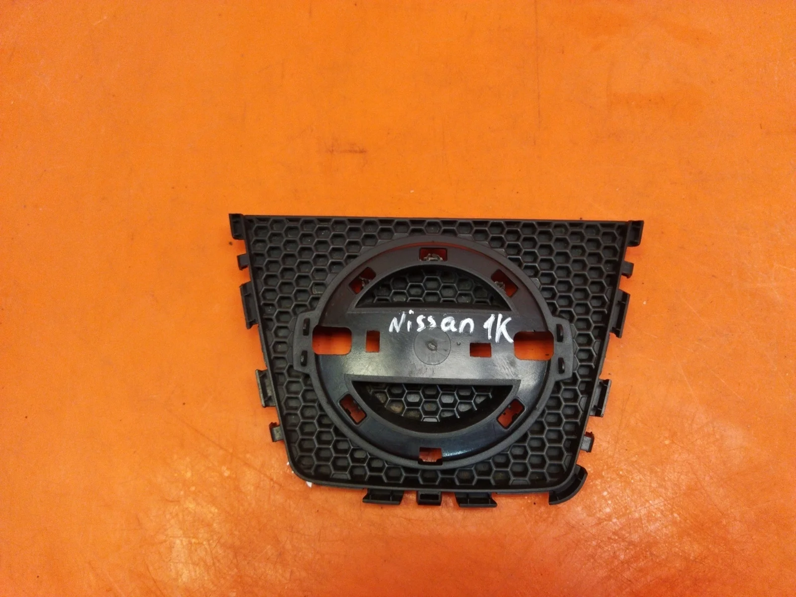 Кронштейн эмблемы Nissan Qashqai 2006-2010 j10
