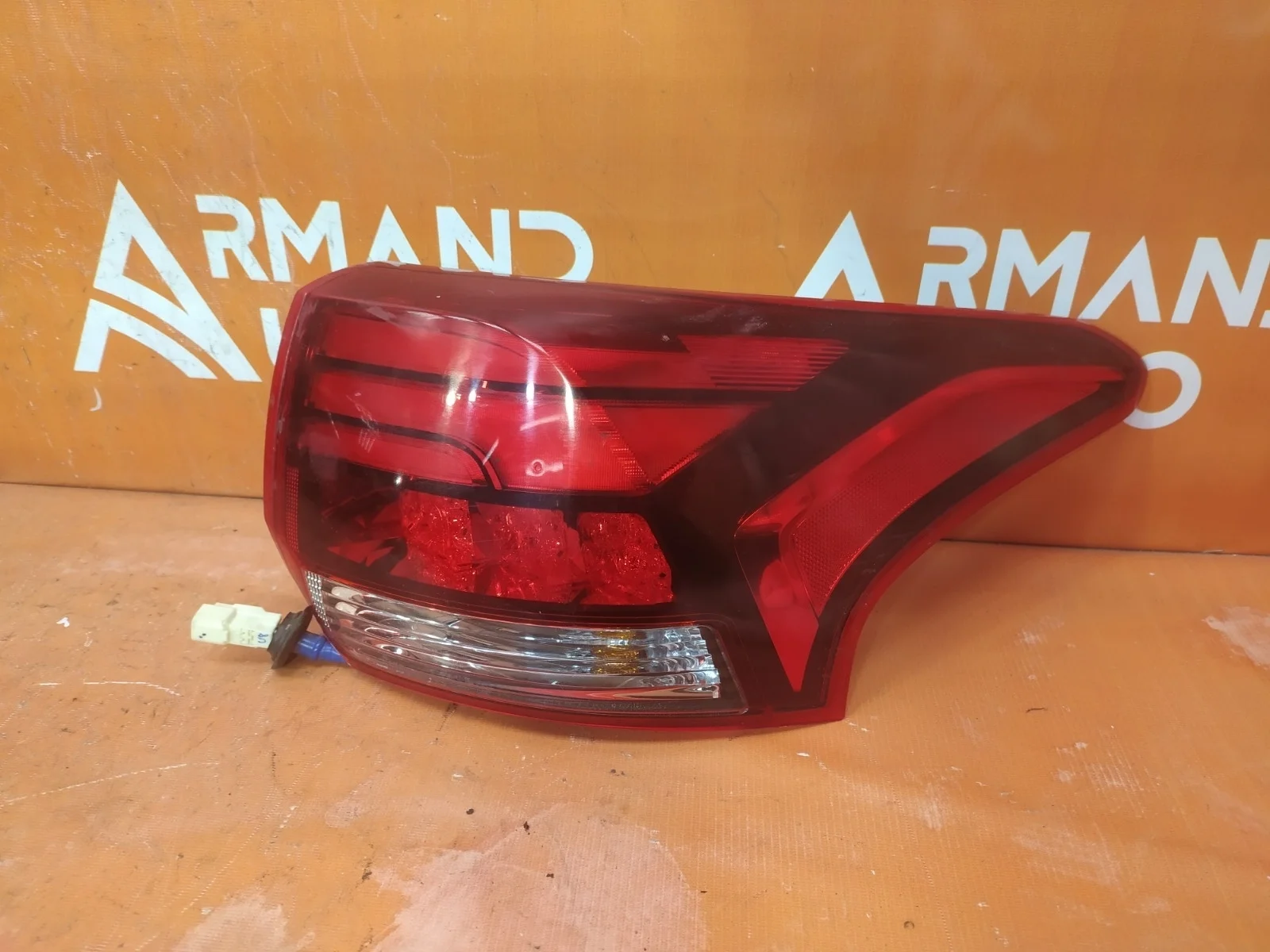 Фонарь внешний Mitsubishi Outlander 2015-нв 3