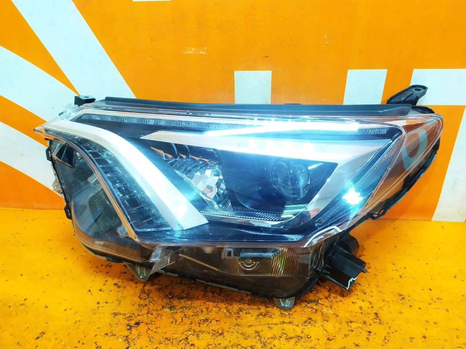 Фара Toyota RAV4 2015-2019 CA40