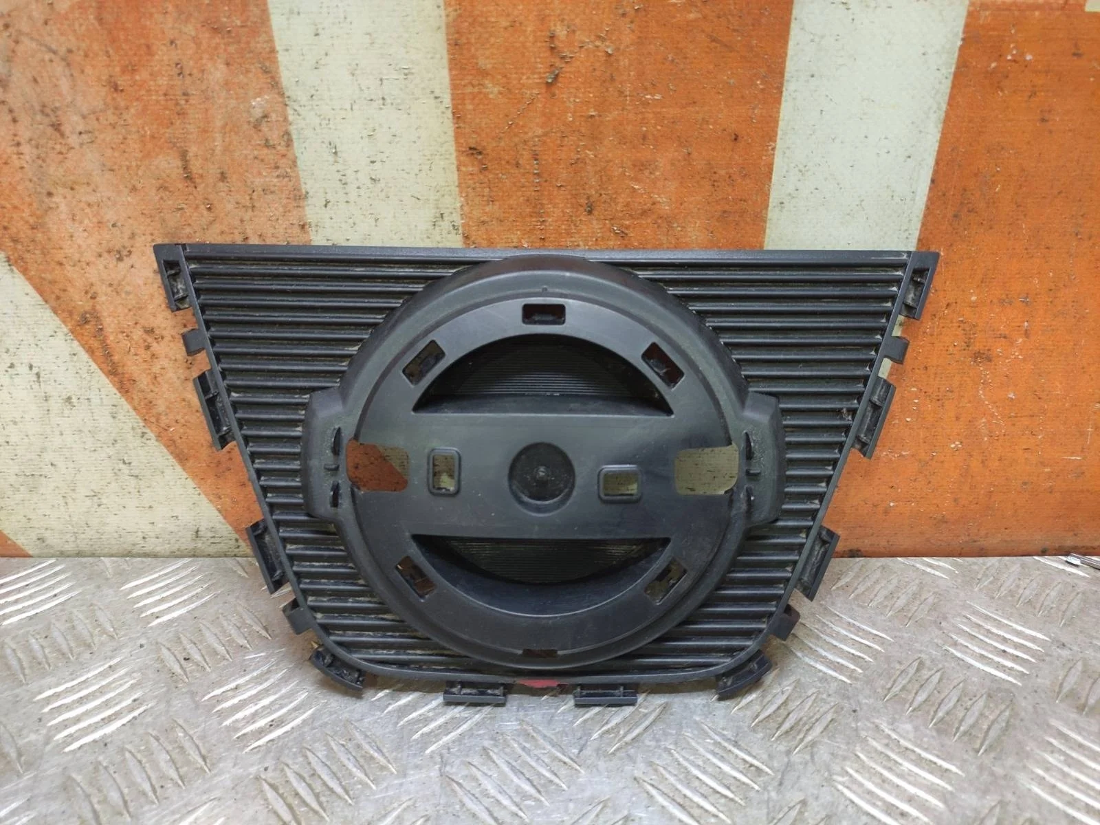Кронштейн эмблемы Nissan Qashqai 2010-2013 j10