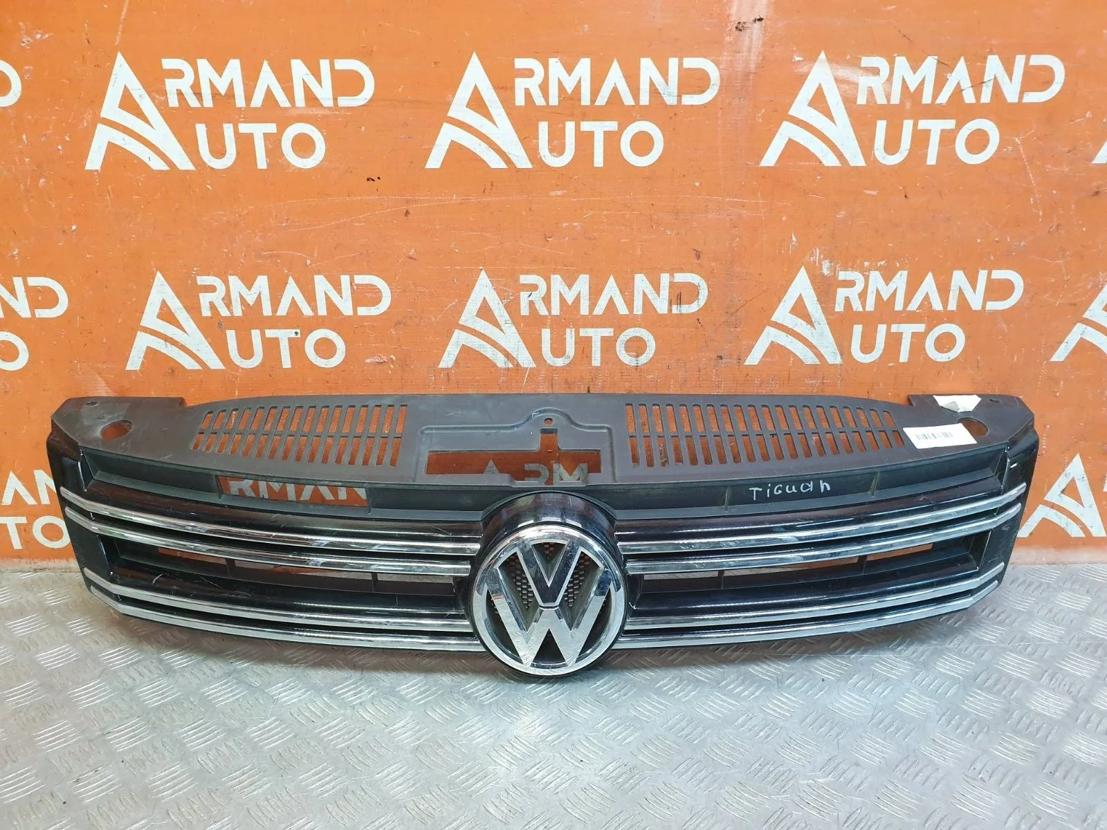 Решетка радиатора Volkswagen Tiguan 2011-2016