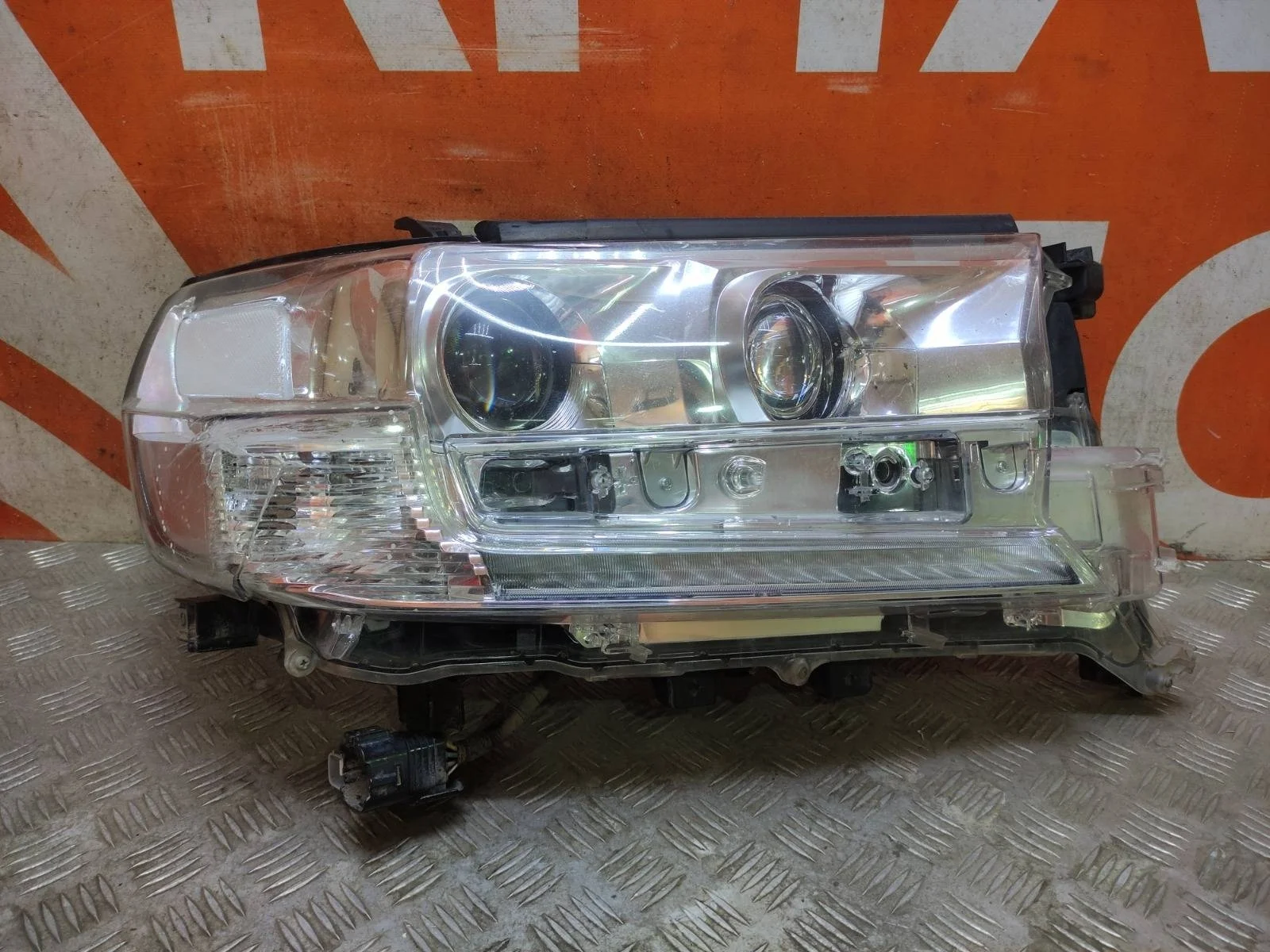 Фара TOYOTA Land Cruiser 2015-2021 200