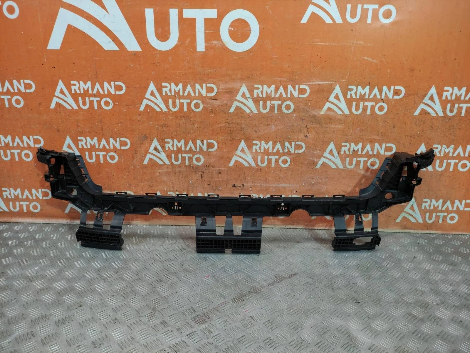 Кронштейн бампера центральный Audi A4 2015-2020 B9