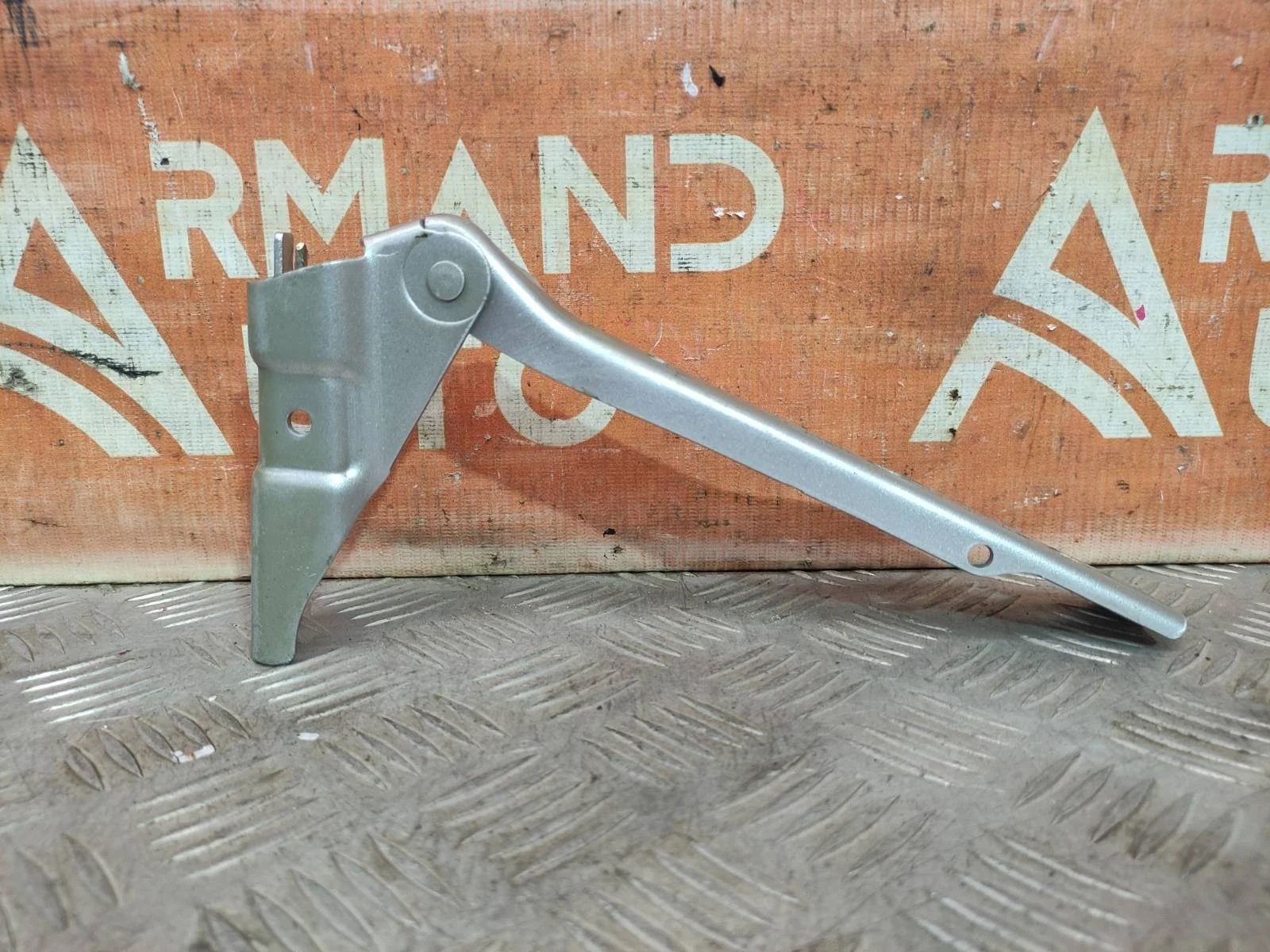 Петля капота Volkswagen Polo 2009-2020 5