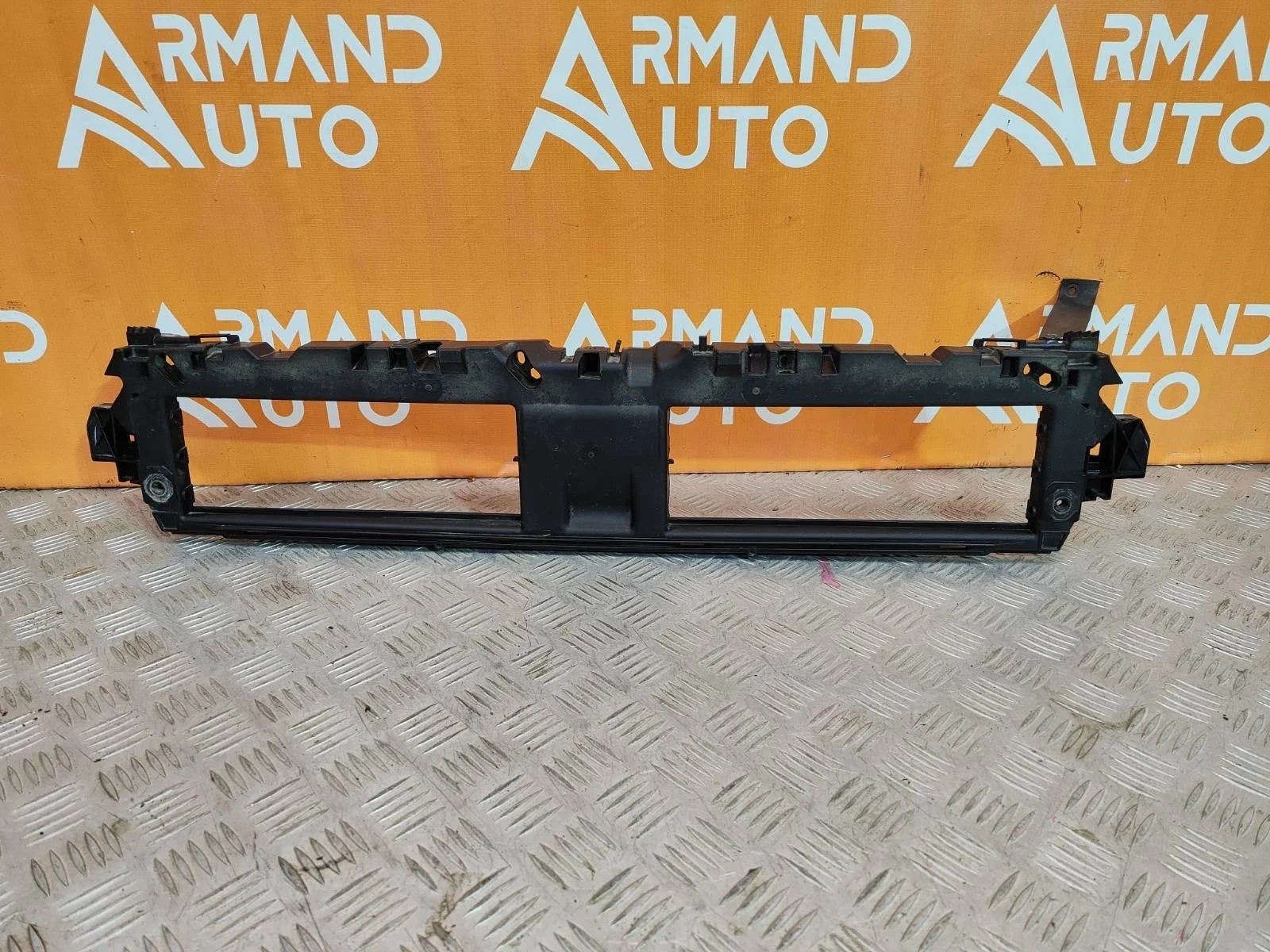 Кронштейн радиатора верхний Audi A4 2015-нв B9