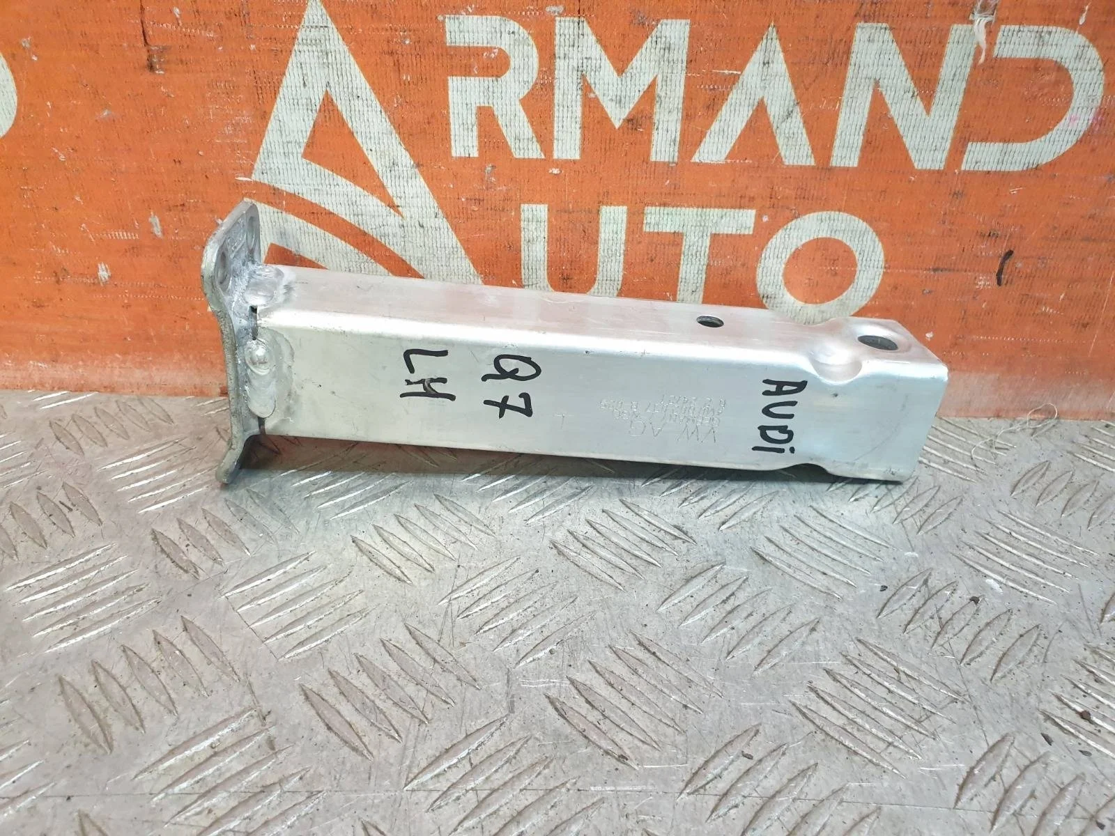 Кронштейн усилителя бампера Audi Q7 2015-нв 4M