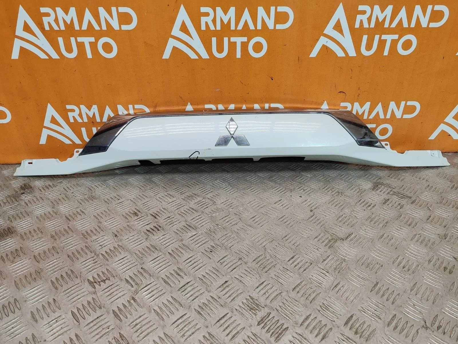 Накладка двери багажника Mitsubishi Outlander 2015-нв 3