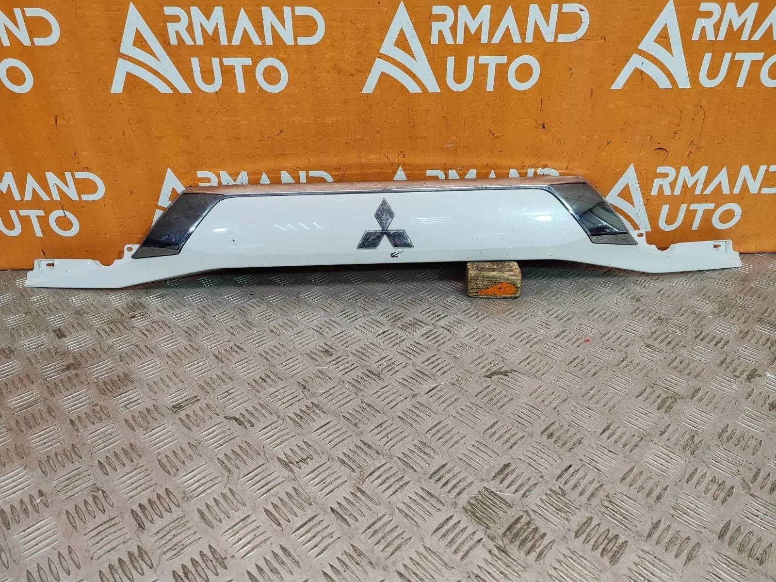 Накладка двери багажника Mitsubishi Outlander 2015-нв 3