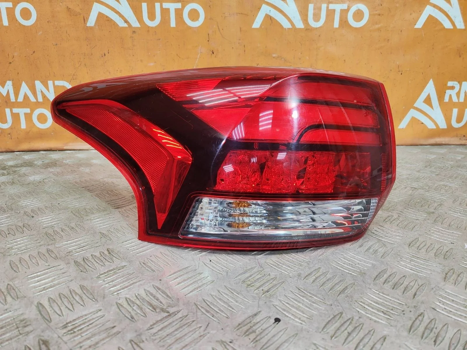 Фонарь внешний Mitsubishi Outlander 2015-нв 3