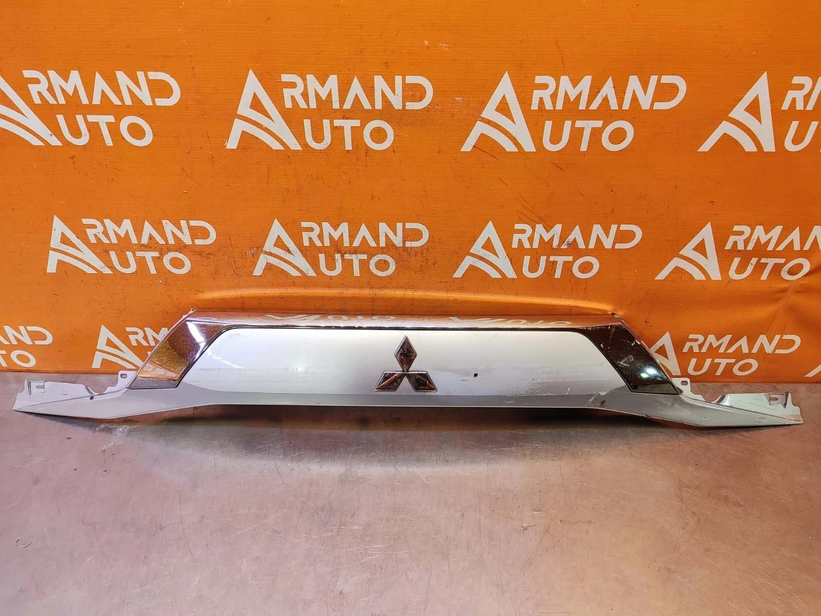 Накладка двери багажника Mitsubishi Outlander 2015-нв 3
