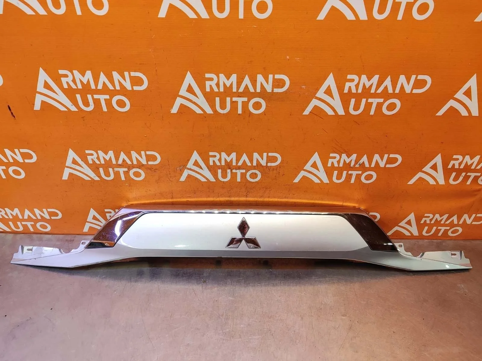 Накладка двери багажника Mitsubishi Outlander 2015-нв 3