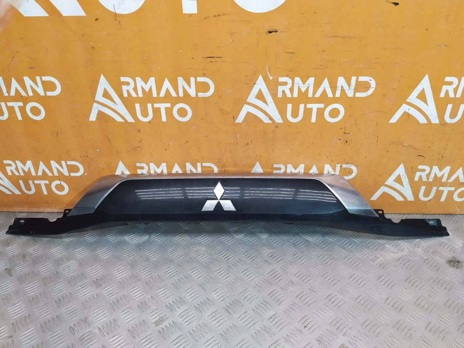Накладка двери багажника Mitsubishi Outlander 2015-нв 3