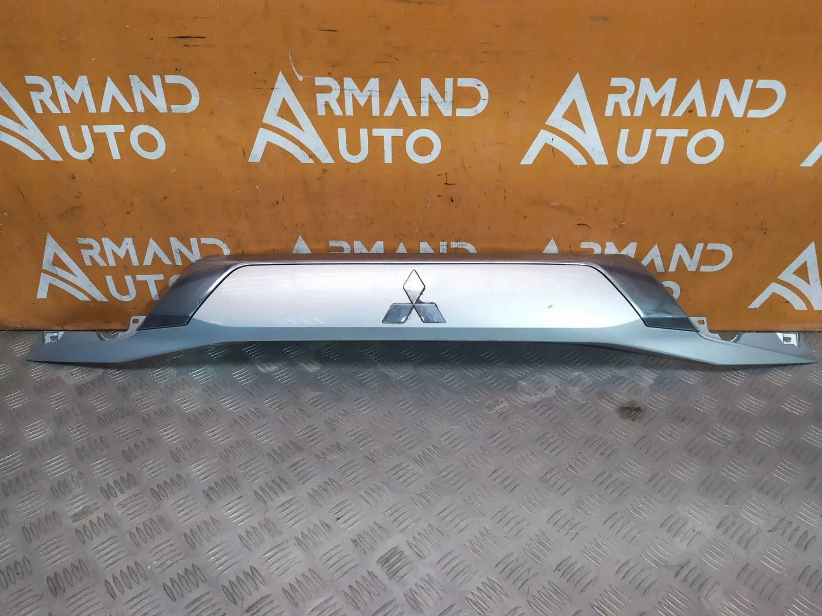 Накладка двери багажника Mitsubishi Outlander 2015-нв 3