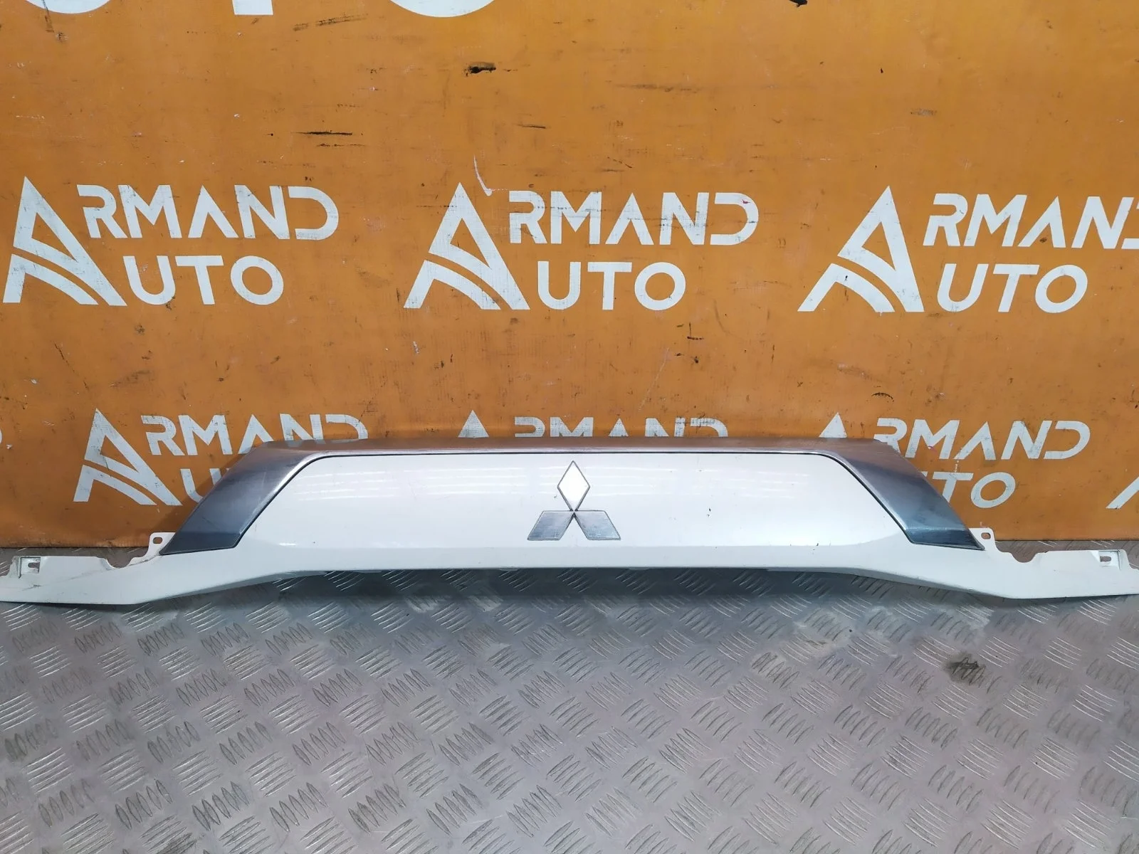Накладка двери багажника Mitsubishi Outlander 2015-нв 3