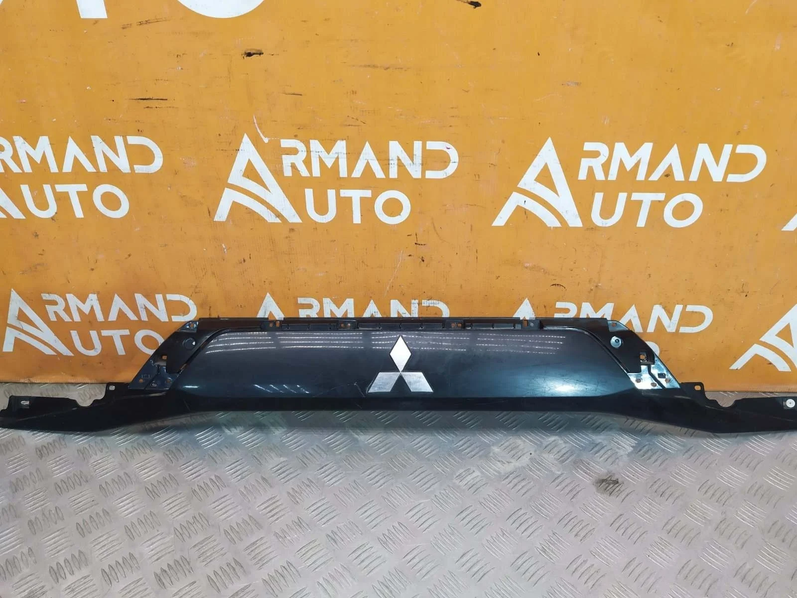 Накладка двери багажника Mitsubishi Outlander 2015-нв 3