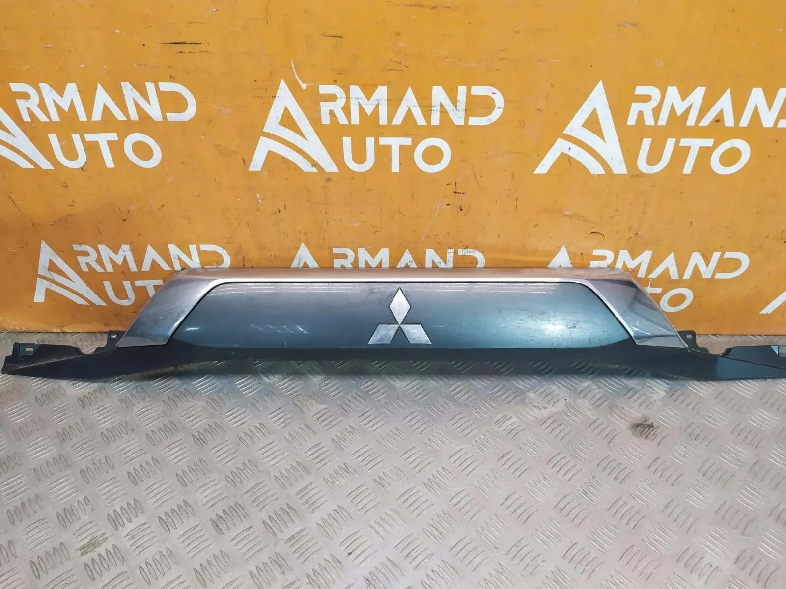 Накладка двери багажника Mitsubishi Outlander 2015-нв 3