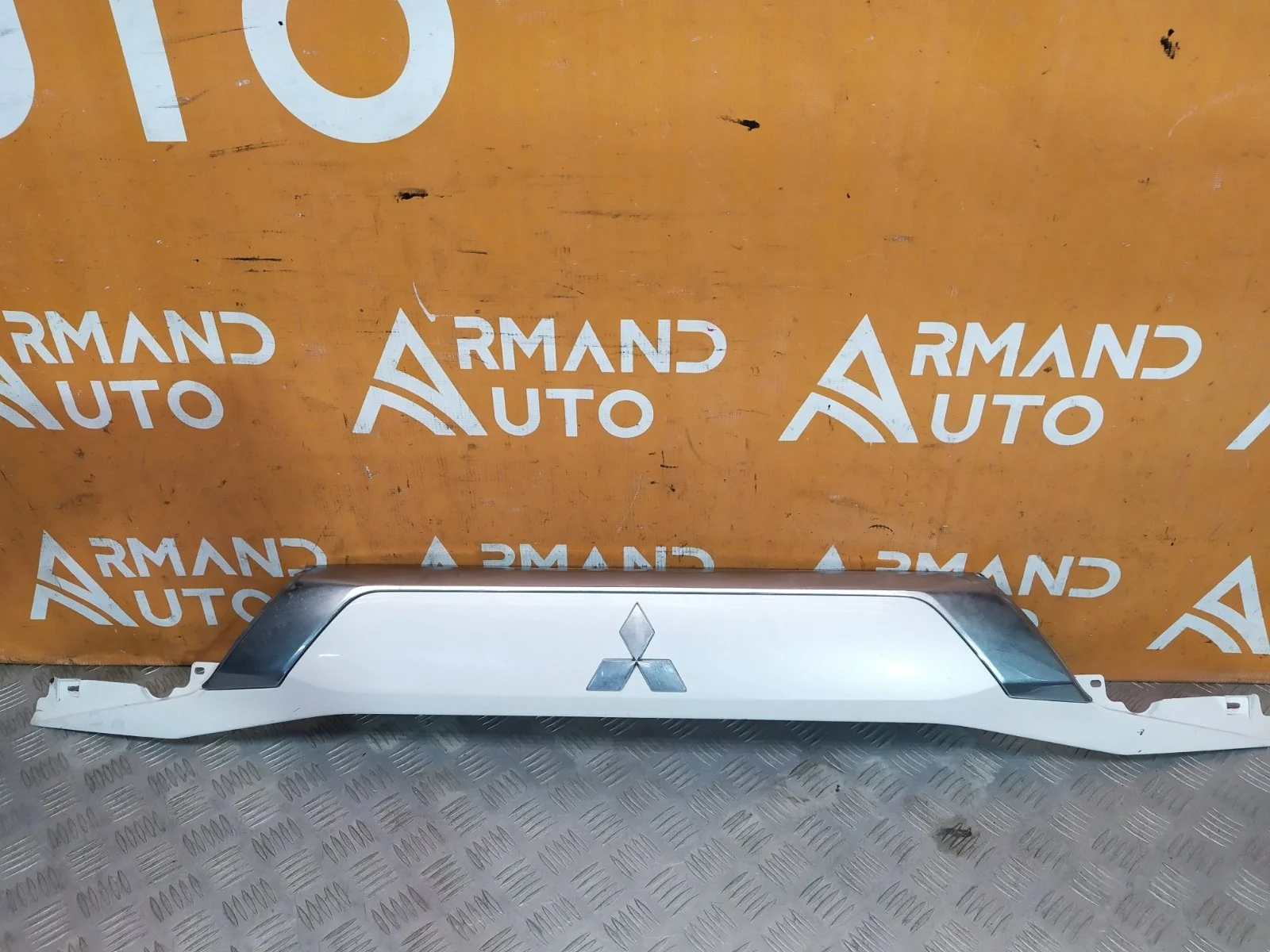 Накладка двери багажника Mitsubishi Outlander 2015-нв 3
