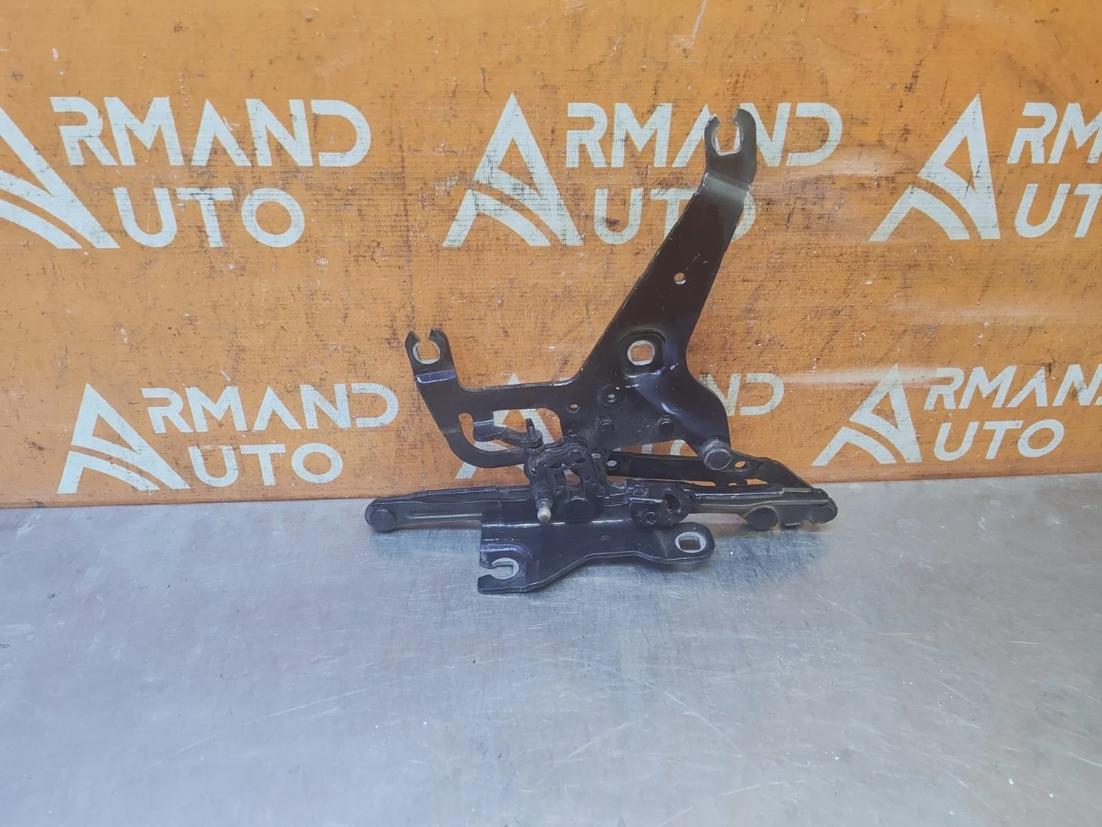 Петля капота BMW X5 2013-2018 F15