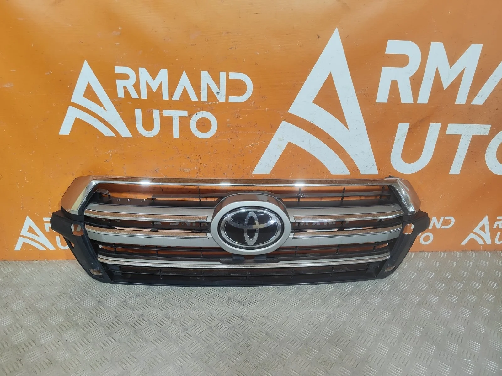 Решетка радиатора Toyota Land Cruiser 2015-2021 200