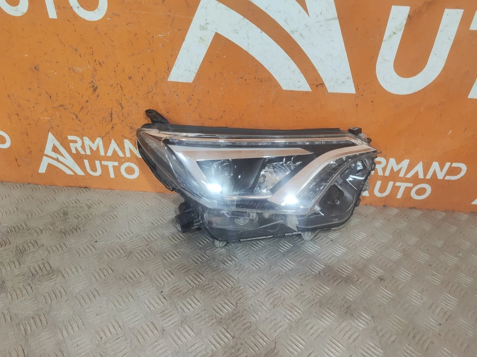 Фара Toyota RAV4 2015-2019 CA40