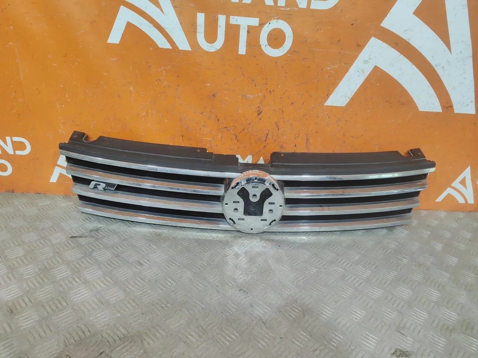 Решетка радиатора Volkswagen Touareg 2014-2018