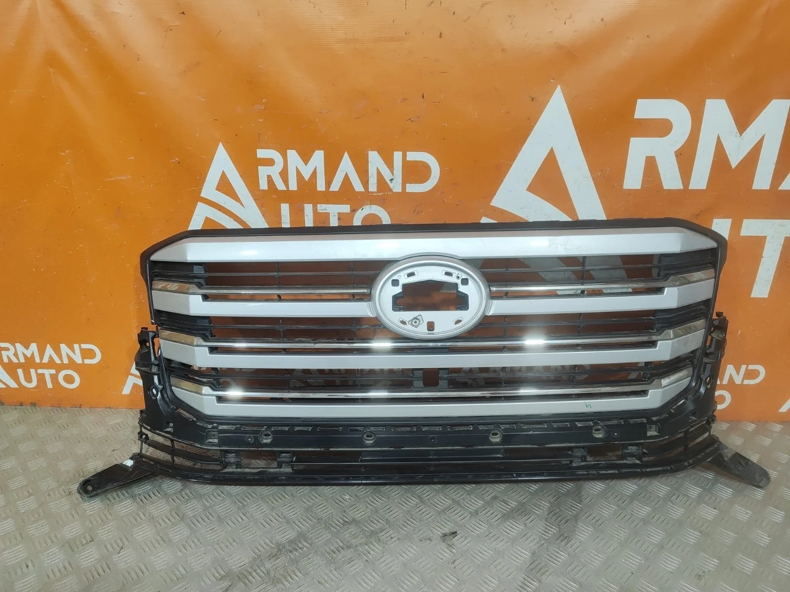 Решетка радиатора Toyota Land Cruiser 2021-нв 300