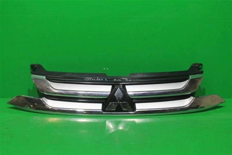Решетка радиатора MITSUBISHI OUTLANDER 2015-2018 3