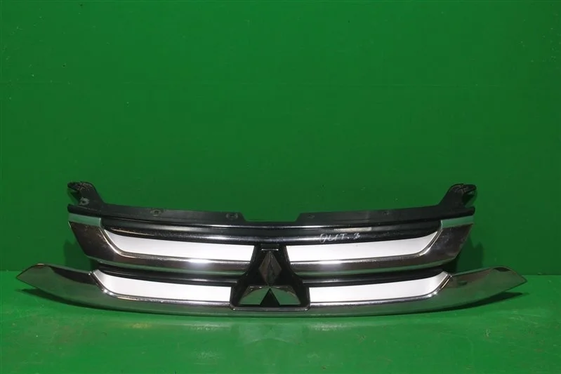 Решетка радиатора MITSUBISHI OUTLANDER 2015-2018 3