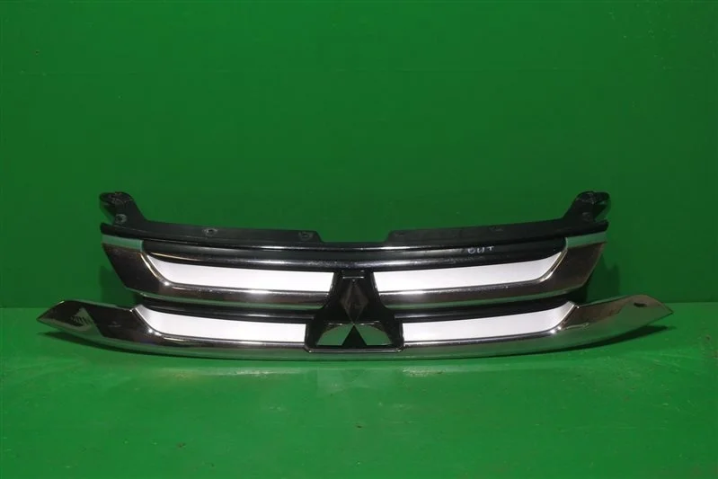 Решетка радиатора MITSUBISHI OUTLANDER 2015-2018 3