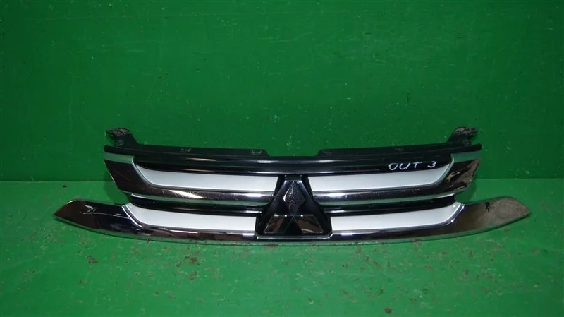 Решетка радиатора MITSUBISHI OUTLANDER 2015-2018 3