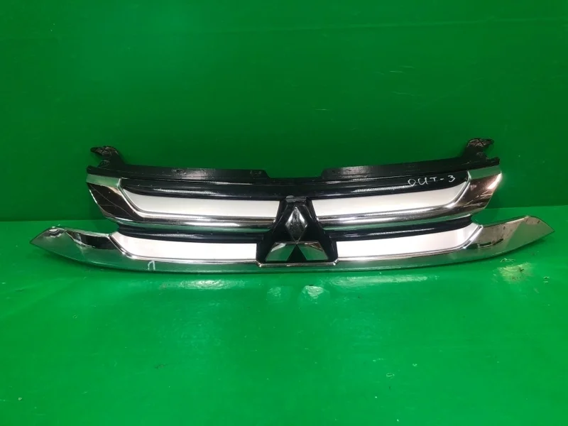 Решетка радиатора MITSUBISHI OUTLANDER 2015-2018 3