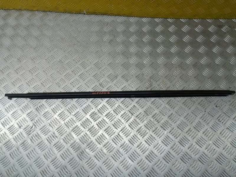 Молдинг стекла двери передней правой наружный Toyota Land Cruiser Prado 150 (2009-2023) 2012