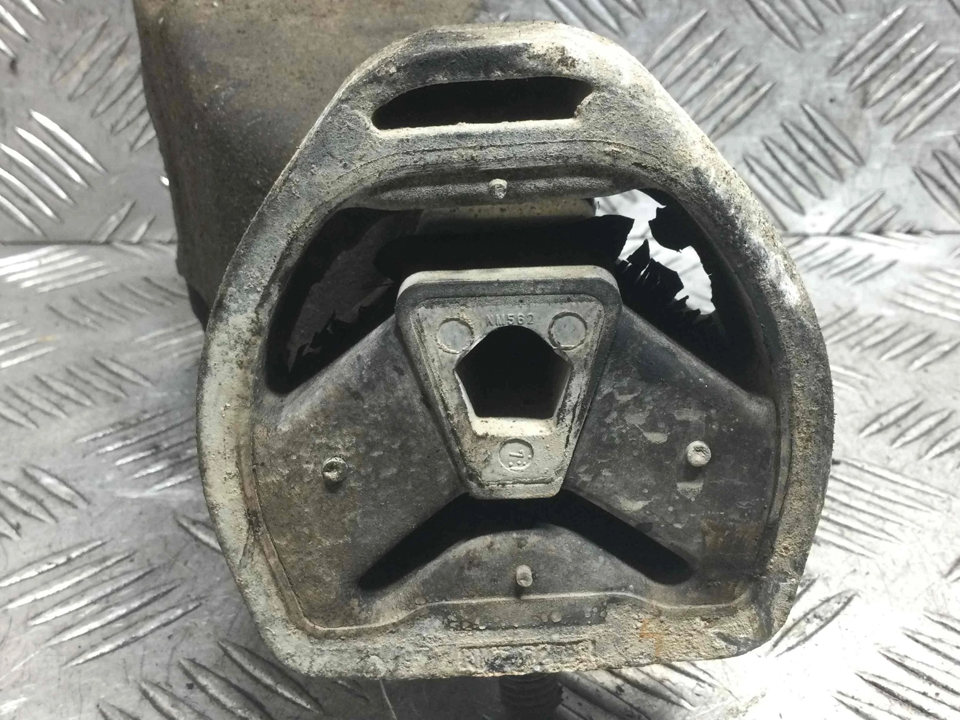 Подушка крепления КПП Audi A4 B5 (1994-1999) бензин 1.6 i Механика Седан