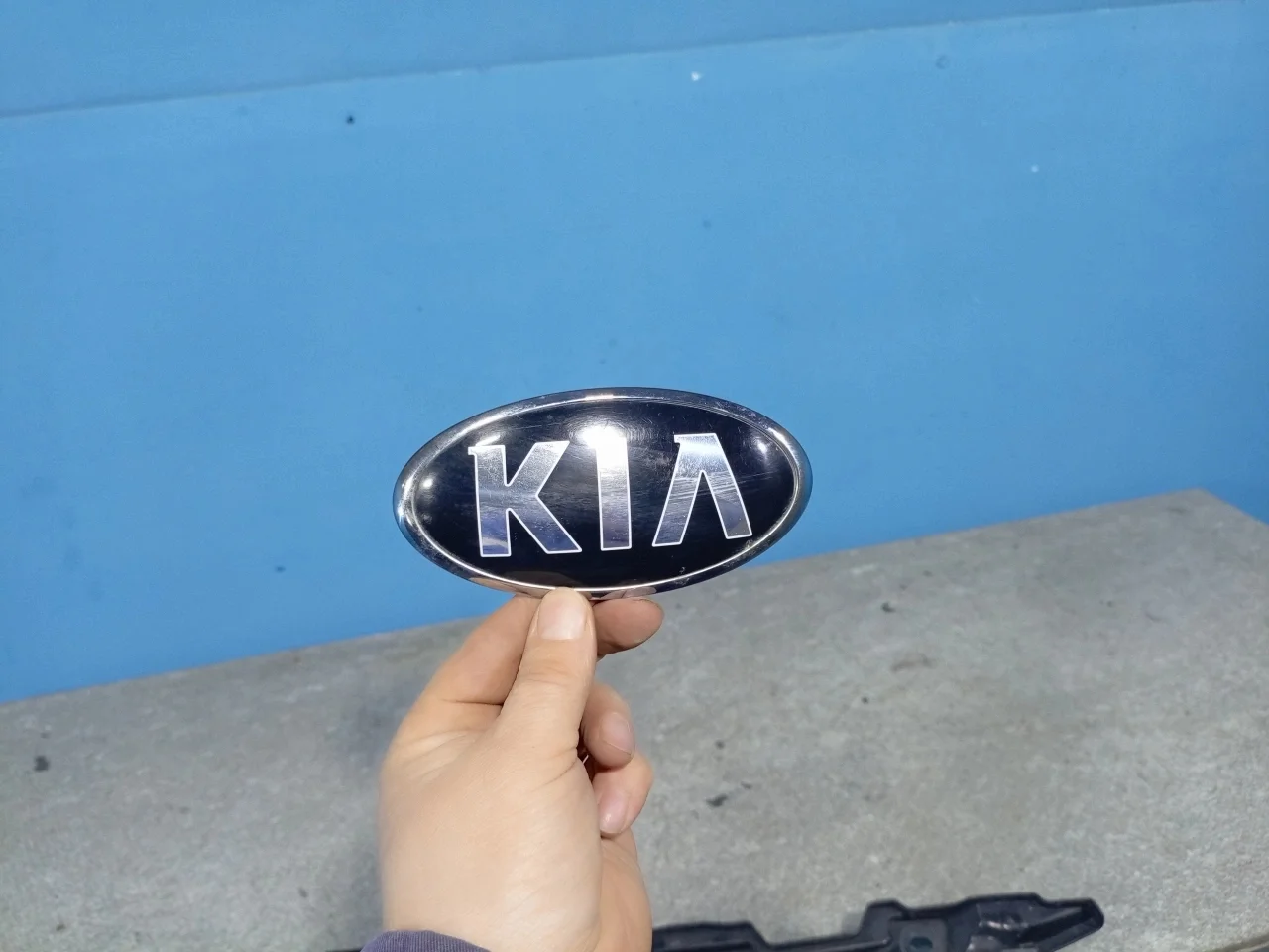Эмблема на крышку багажника Kia Rio 4