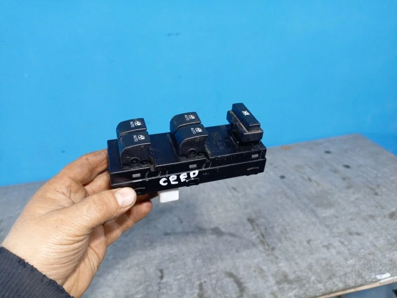 Блок управления стеклоподъемниками Kia Ceed 1 (ED)