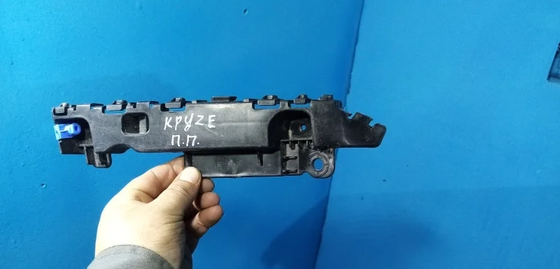 Кронштейн переднего бампера правый Chevrolet Cruze 1 (J300)