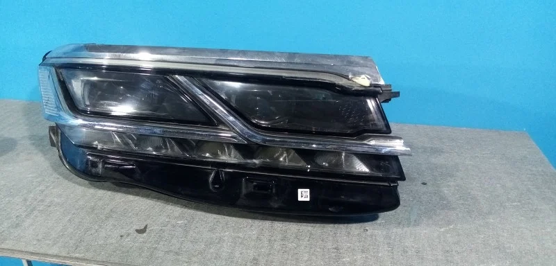 Фара правая Volkswagen Touareg 3