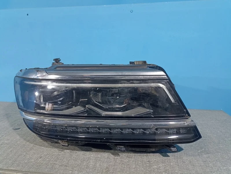 Фара правая Volkswagen Tiguan 2