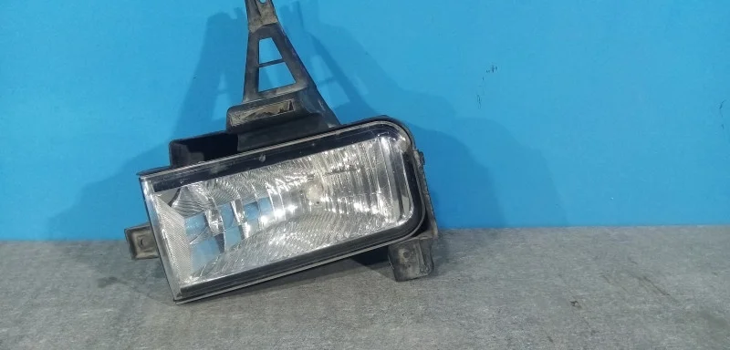 Левая противотуманная фара Toyota Land Cruiser 10 (200 Series)